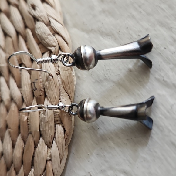 NWOT Native American Navajo Squash Blossom Sterling Earrings 🩵 - Picture 9 of 10